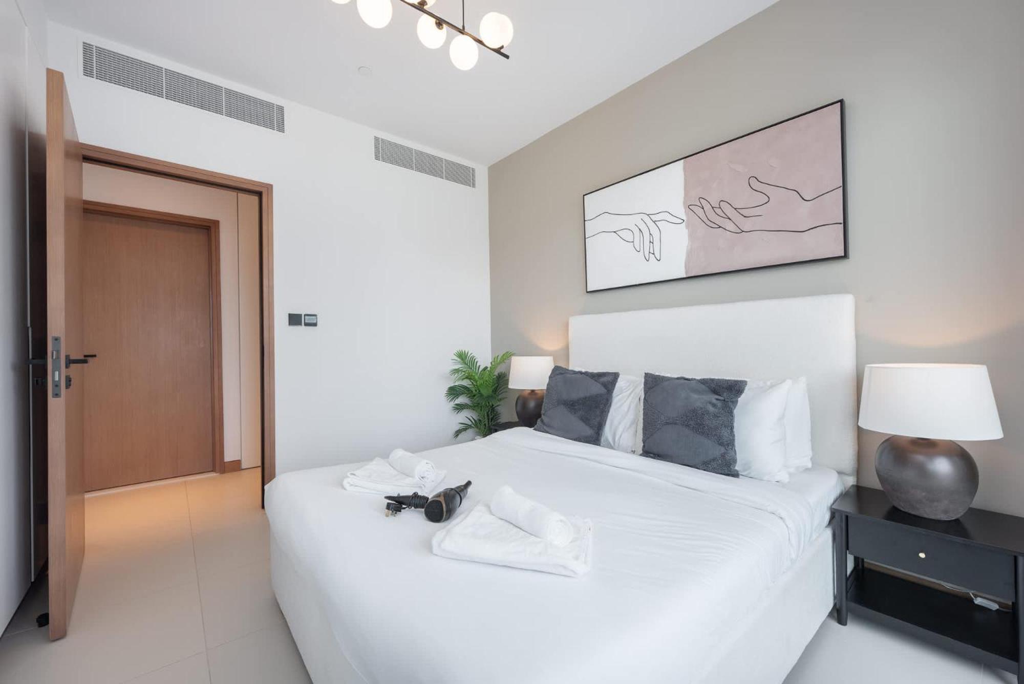 Spacious Cozy 2-bedroom In Marina